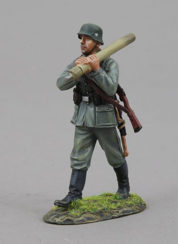 HEER Private, Mortar Tube Carrier